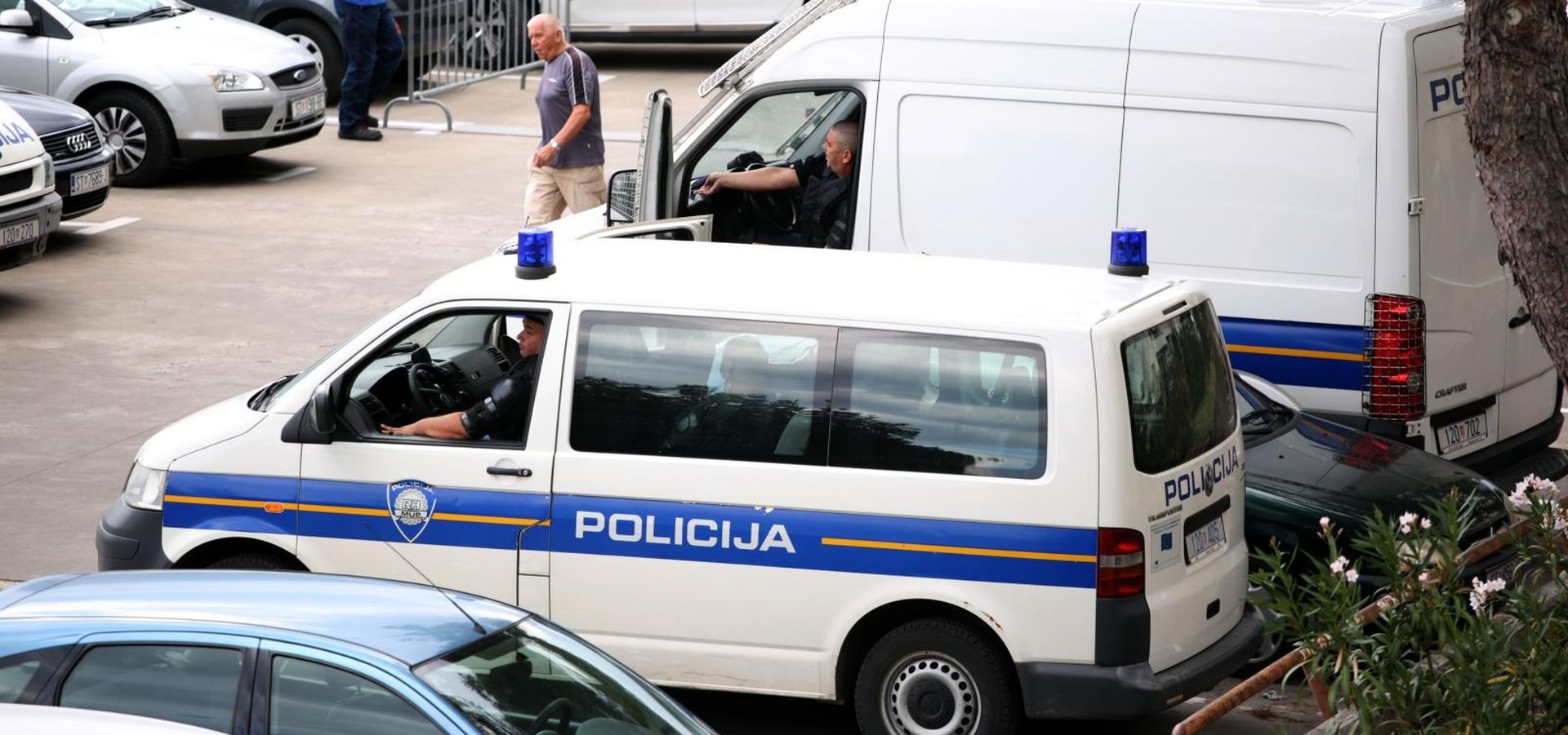 19.06.2018., Split - Gradjani se okupili na Pujankama, u blizini zgrade gdje stanuje devetogodisnji djecak Cesare Avenati s majkom Ninom Kuluz, a kojega bi danas sluzbenici Opcinskog suda trebali predati na skrb njegovom ocu Talijanu Alessandru Avenatiju. 
Photo: Miranda Cikotic/PIXSELL