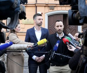 Zagreb: Podnesen zahtjev za ocjenu ustavnosti Zakona o udomiteljstvu 20.02.2019., Zagreb - Ispred Ustavnog suda odrzana je konferenciju za medije povodom podnosenja zahtjeva Ive Segote i Mladena Kozica za ocjenu ustavnosti Zakona o udomiteljstvu.
Photo: Patrik Macek/PIXSELL