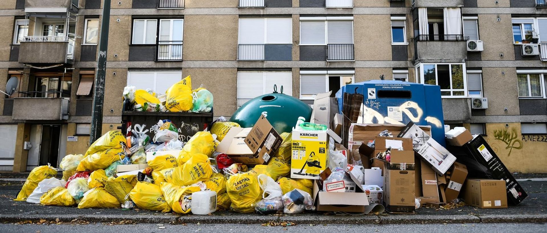 21.10.2019., Zagreb - Uobicajena slika zagrebackih kvartova zatrpanih smecem, dok se odvoz otpada i dalje obavlja 2 puta umjesto donedavnih 3 puta tjedno. Photo: Zoe Sarlija/PIXSELL