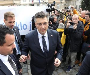 21.11.2019., Zagreb -Premijer Plenkovic obratio se izmedju dva protokola prosvjednicima na Trgu svetog Marka. 
Photo: Patrik Macek/PIXSELL