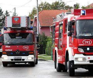 22.08.2019., Zagreb - Udar groma oko 13 sati zapalio je krov kuce u ulici Mikulini u Jezdovcu. Na terenu je 19 vatrogasaca sa sest vatrogasnih vozila. Pozar je brzo ugasen i srecom nitko nije stradao. Photo: Igor Kralj/PIXSELL