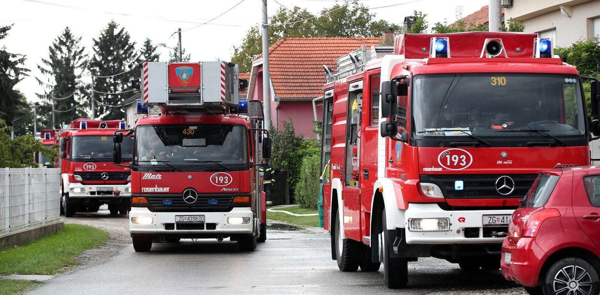 22.08.2019., Zagreb - Udar groma oko 13 sati zapalio je krov kuce u ulici Mikulini u Jezdovcu. Na terenu je 19 vatrogasaca sa sest vatrogasnih vozila. Pozar je brzo ugasen i srecom nitko nije stradao. Photo: Igor Kralj/PIXSELL