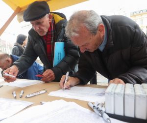 22.11.2019., Trg bana Jelacica, Zagreb - Prikupljanje potpisa za Miroslava Skoru, kandidata za Predsjednika Hrvatske.  
Photo: Luka Stanzl/PIXSELL