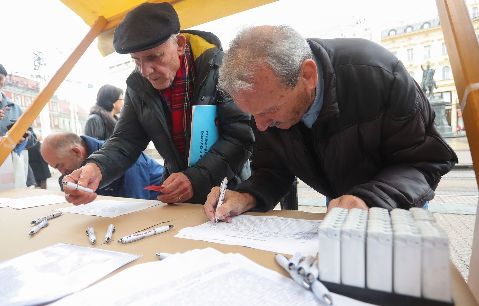 22.11.2019., Trg bana Jelacica, Zagreb - Prikupljanje potpisa za Miroslava Skoru, kandidata za Predsjednika Hrvatske.  
Photo: Luka Stanzl/PIXSELL