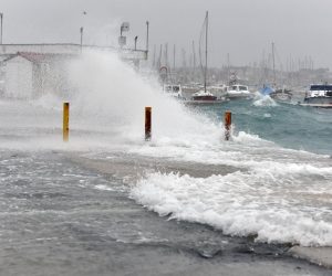 22.12.2019., Vodice - Jako jugo i veliki valovi potopili su vodicku rivu i stvarali probleme u prometu.
Photo: Hrvoje Jelavic/PIXSELL
