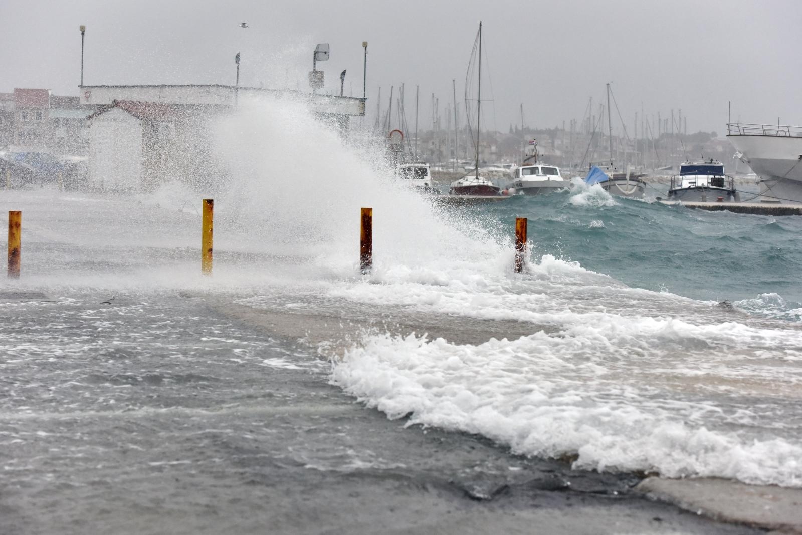 22.12.2019., Vodice - Jako jugo i veliki valovi potopili su vodicku rivu i stvarali probleme u prometu.
Photo: Hrvoje Jelavic/PIXSELL