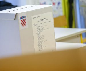 22.12.2019., Zagreb - Kandidat za predsjednika Republike Hrvatske Dejan Kovac glasovao je na izborima za predsjednika Republike Hrvatske u Osnovnoj skoli Borovje u Ulici Davora Zbiljskog 7.
Photo: Matija Habljak/PIXSELL