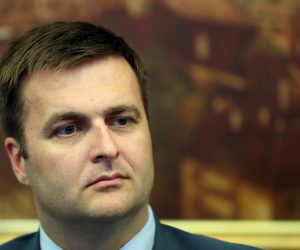 23.07.2018., Zagreb - Potpisivanje ugovora vezanih za projekt Izrade studijsko-projektne dokumentacije za centar za gospodarenje otpadom Zagreb. Ugovor o dodjeli bespovratnih sredstava za projekte koji se financiraju iz Kohezijskog fonda u financijskom razdoblju 2014.-2020 potpisali su ministar zastite okolisa i energetike Tomislav Coric, direktor Zagrebackog centra za gospodarenje otpadom Igor Zgomba i direktor Fonda za zastitu okolisa i energetsku ucinkovitost Dubravko Ponos uz prisutnost zagrebackog gradonacelnika Milana Bandica.  
Photo: Goran Stanzl/PIXSELL