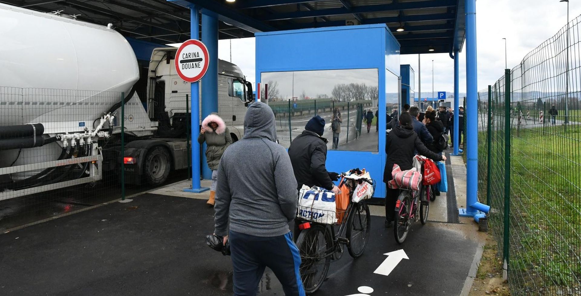 23.12.2019., Slavonski Brod - Na granicnom prijelazu otvoren je novi prometni trak namijenjen za prometovanje pjesaka.
Photo: Ivica Galovic/PIXSELL