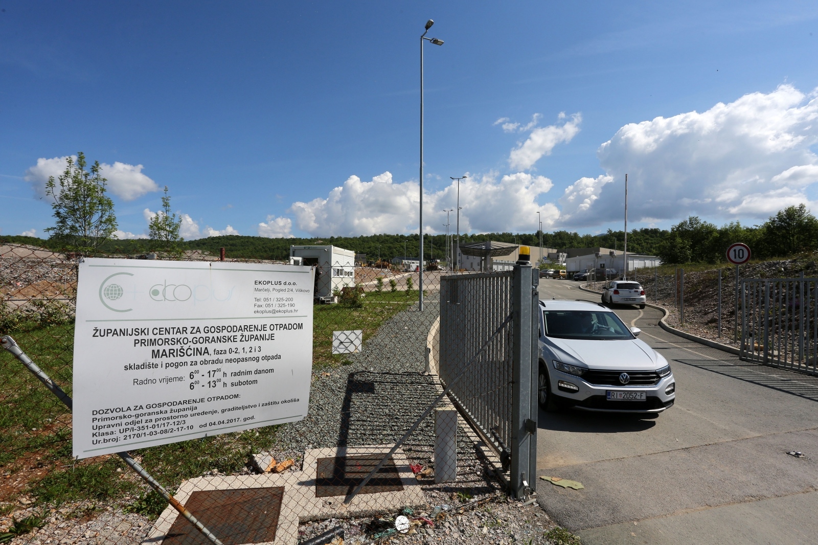 24.05.2019., Rijeka - Konferencija za medije clanova udruge Krizni eko stozer Mariscina na ulazu u Zupanijski centar za gospodarenje otpadom Mariscina.  Photo: Goran Kovacic/PIXSELL