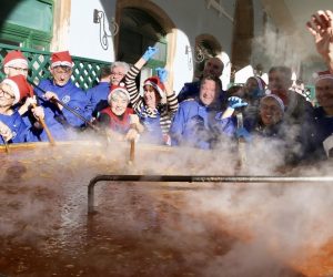 24.12.2019., Split - Od ranog jutra vrijedne ruke kuhara i volontera brinu se za pripremu 5000 porcija bakalara koji se i ove godine dijeli na Prokurativama. 
Photo: Ivo Cagalj/PIXSELL