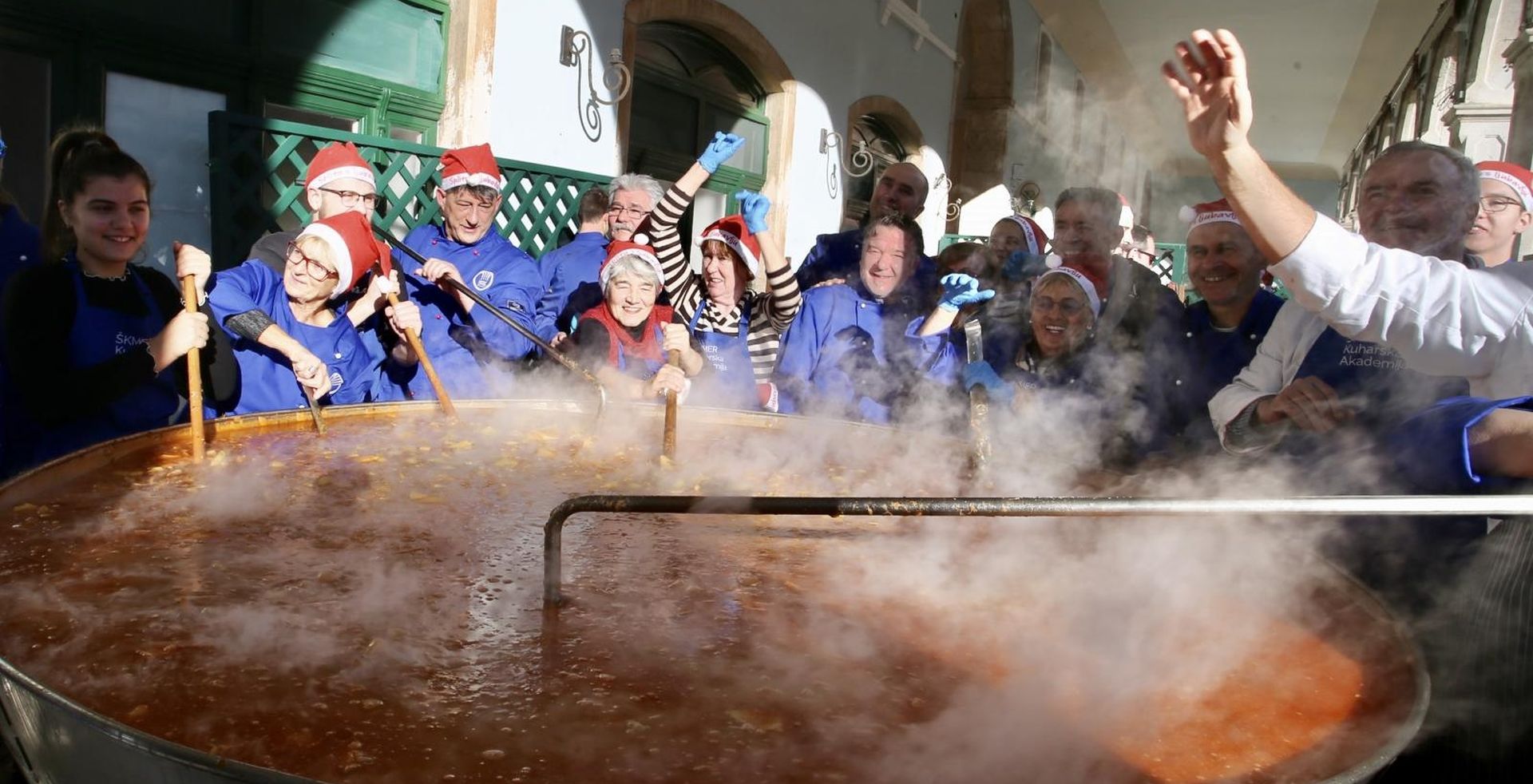 24.12.2019., Split - Od ranog jutra vrijedne ruke kuhara i volontera brinu se za pripremu 5000 porcija bakalara koji se i ove godine dijeli na Prokurativama. 
Photo: Ivo Cagalj/PIXSELL