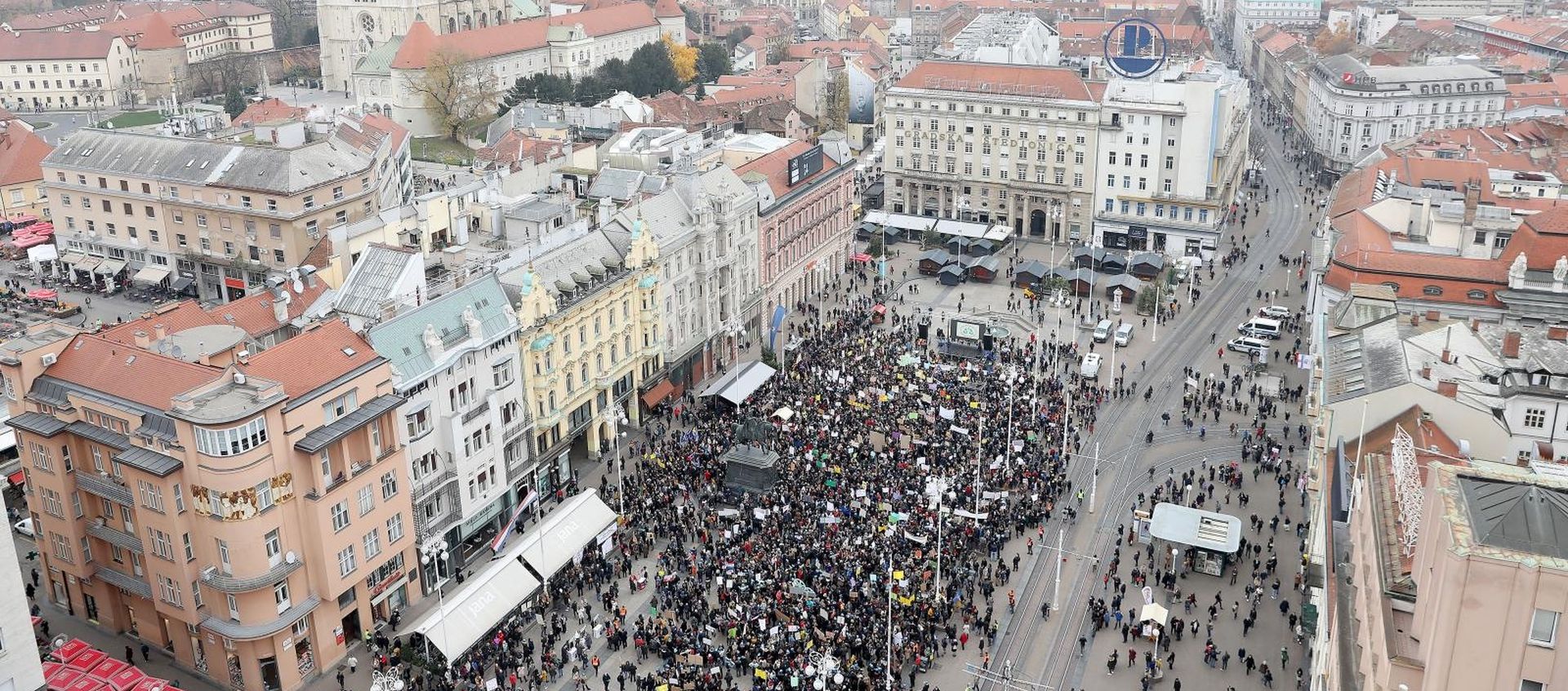 25.11.2019., Zagreb - Prosvjed u organizaciji sindikata osnovnih i srednjih skola pod nazivom Hrvatska mora bolje. Nakon okupljanja na Trgu republike Hrvatske prosvjednici krecu  prema Trgu bana Josipa Jelacica. Prosvjednici su stigli na Trg bana Josipa Jelacica

Photo: Patrik Macek/PIXSELL