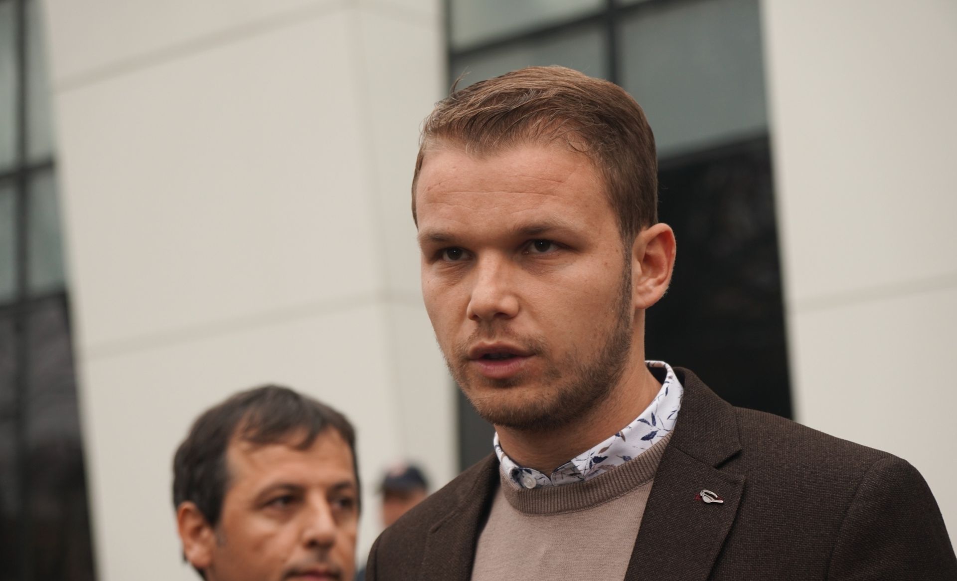 26.11.2019., Banja Luka - Pred Osnovnim sudom  pocelo sudjenje protiv 24 osobe zbog prosvjeda neformalne grupe gradjana "Pravda za Davida" tijekom 2018. godine. Sudjenje je ubrzo odgodjeno zbog nedostavljanja dokaza od strane MUP-a RS, rekao je Ozren Perduv, predstavnik neformalne grupe „Pravde za Davida“. Medju optuzenima koji su se pojavili na sudjenje bili su i narodni poslanici Nebojsa Vukanović i Drasko Stanivukovic koji su rekli da su tada samo podržali svoj narod. Postupak protiv 24 osobe iz grupe Pravda za Davida i drugih Banjalucana vodi se zbog skupa odrzanog ispred zgrade Narodne Skupstine RS 17. prosinca 2018. godine. Vukanovic i Stanivukovic, lideri opozicije u RS, rekli su i da je ovo politicki proces i najavili da ce na svoje ruke staviti zute trake u znak protesta protiv Dodikovog rezima. Iako je optuznicom obuhvacen i otac ubijenog Davida Dragicevica, Davor Dragicevic, on je ranije na svom Facebook profilu najavio da „ne priznaje taj sud i da ne planira da dodje na sudjenje“. Davor Dragicevic se od pocetka 2019.godine nalazi u Austriji.

Photo: Dejan Rakita/PIXSELL
