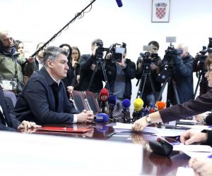 26.11.2019., Zagreb - Kandidat na predsjednickim izborima 2019. Zoran Milanovic predao je danas u Drzavnom izbornom povjerenstvu kandidaturu sa prikupljenim potpisima.
Photo: Patrik Macek/PIXSELL
