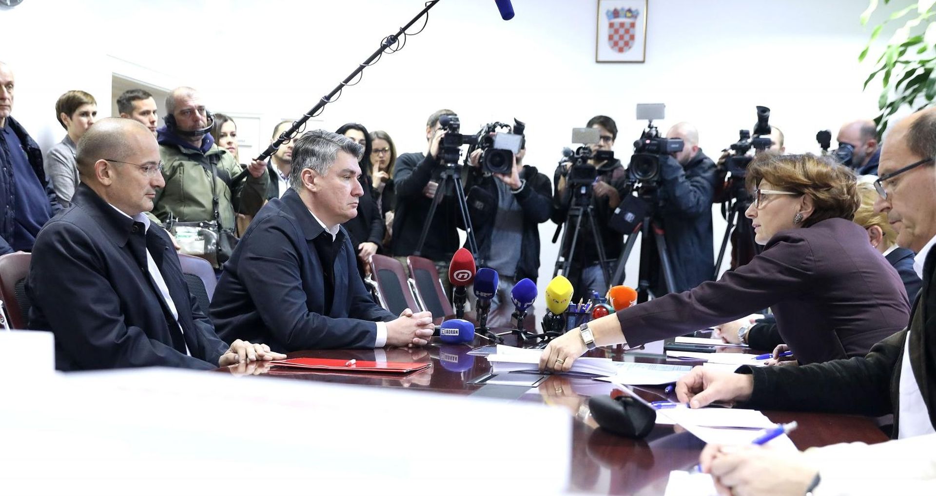 26.11.2019., Zagreb - Kandidat na predsjednickim izborima 2019. Zoran Milanovic predao je danas u Drzavnom izbornom povjerenstvu kandidaturu sa prikupljenim potpisima.
Photo: Patrik Macek/PIXSELL