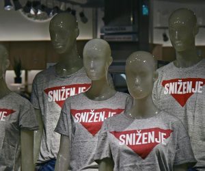 Pula: Započela su zimska sniženja u trgovinama 27.12.2018., Pula - Pocela su zimska snizenja pa su tako izlozi prodavaonica pune natpisa.
Photo: Dusko Marusic/PIXSELL