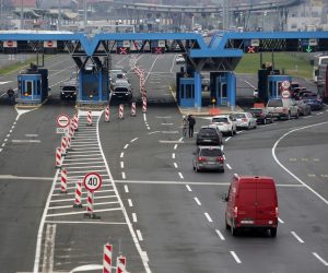 27.12.2019., Granicni prijelaz Bregana - Policija je prijepodne zatvorila granicni prijelaz Bregana u oba smjera gdje su u autobusu pronasli kofer za koji su sumnjali da sadrzi ekplozivnu napravu. Nakon provjere zakljuceno je da je lazna uzbuna.
 Photo: Marin Tironi/PIXSELL