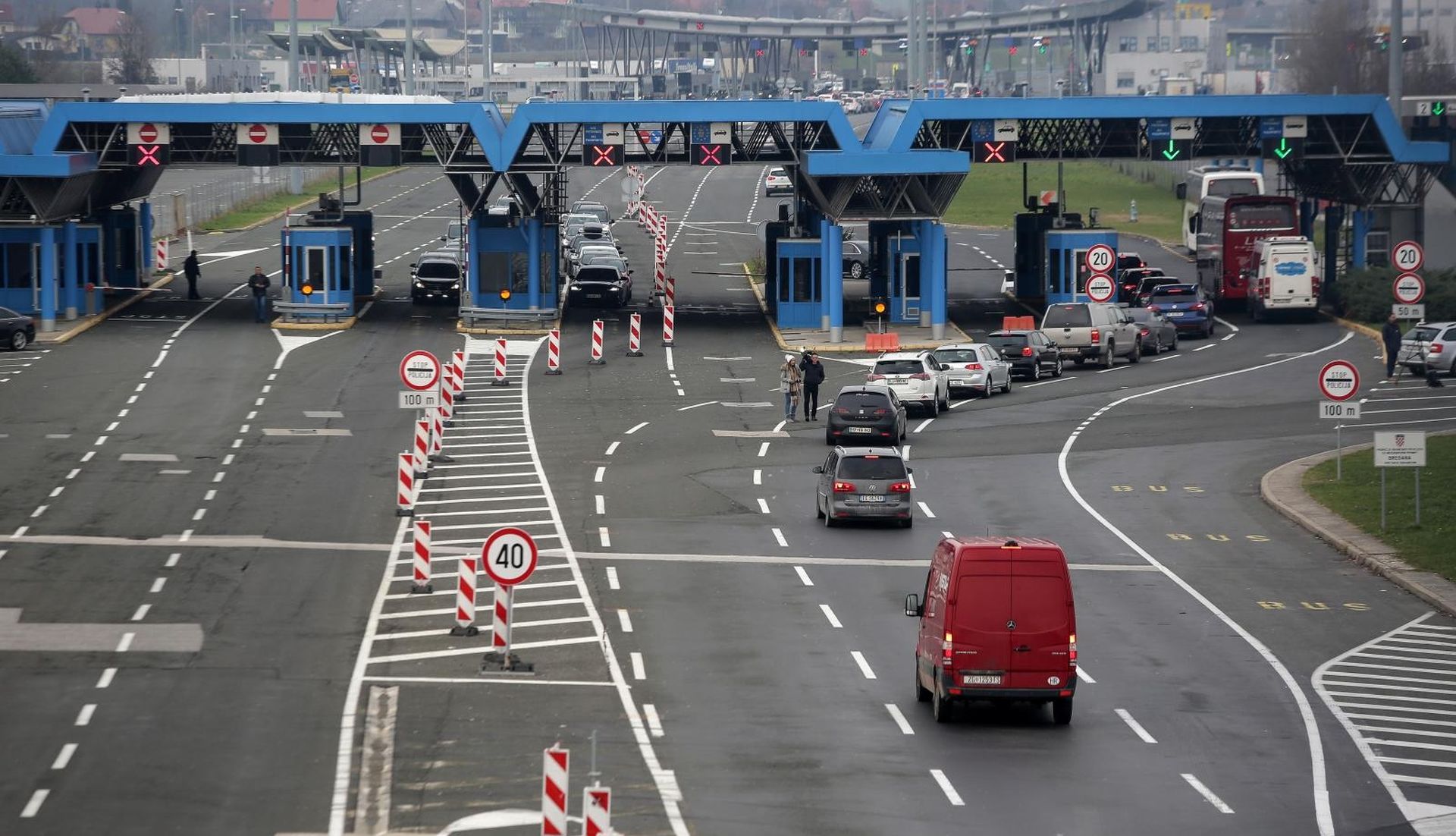 27.12.2019., Granicni prijelaz Bregana - Policija je prijepodne zatvorila granicni prijelaz Bregana u oba smjera gdje su u autobusu pronasli kofer za koji su sumnjali da sadrzi ekplozivnu napravu. Nakon provjere zakljuceno je da je lazna uzbuna.
 Photo: Marin Tironi/PIXSELL