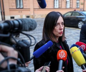 29.11.2019.,  Zagreb - Ministrica znanosti i obrazovanja Blazenka Divjak dolazi u zgradu Vlade gdje ce se odrzati pregovori s predstavnicima Sindikata hrvatskih ucitelja, Nezavisnog sindikata zaposlenih u srednjim skolama Hrvatske i Sindikata zaposlenika u hrvatskom skolstvu - Preporod.
Photo: Igor Kralj/PIXSELL