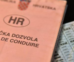 Stara i nova vozačka dozvola 31.01.2019., Sibenik - Stara i nova vozacka dozvola
Photo: Hrvoje Jelavic/PIXSELL