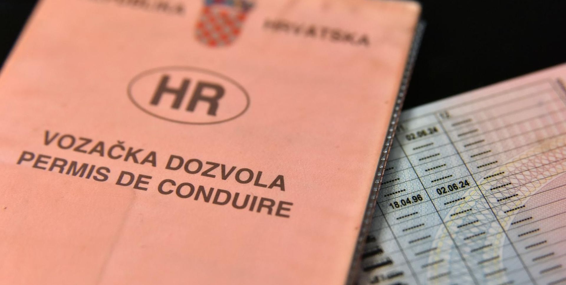 Stara i nova vozačka dozvola 31.01.2019., Sibenik - Stara i nova vozacka dozvola
Photo: Hrvoje Jelavic/PIXSELL