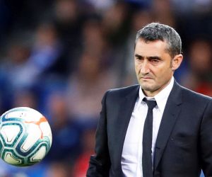 epa08071698 FC Barcelona's head coach Ernesto Valverde during the Spanish La Liga soccer match between Real Sociedad and FC Barcelona at Reale Arena stadium in San Sebastian, Spain, 14 December 2019.  EPA/JUAN HERRERO