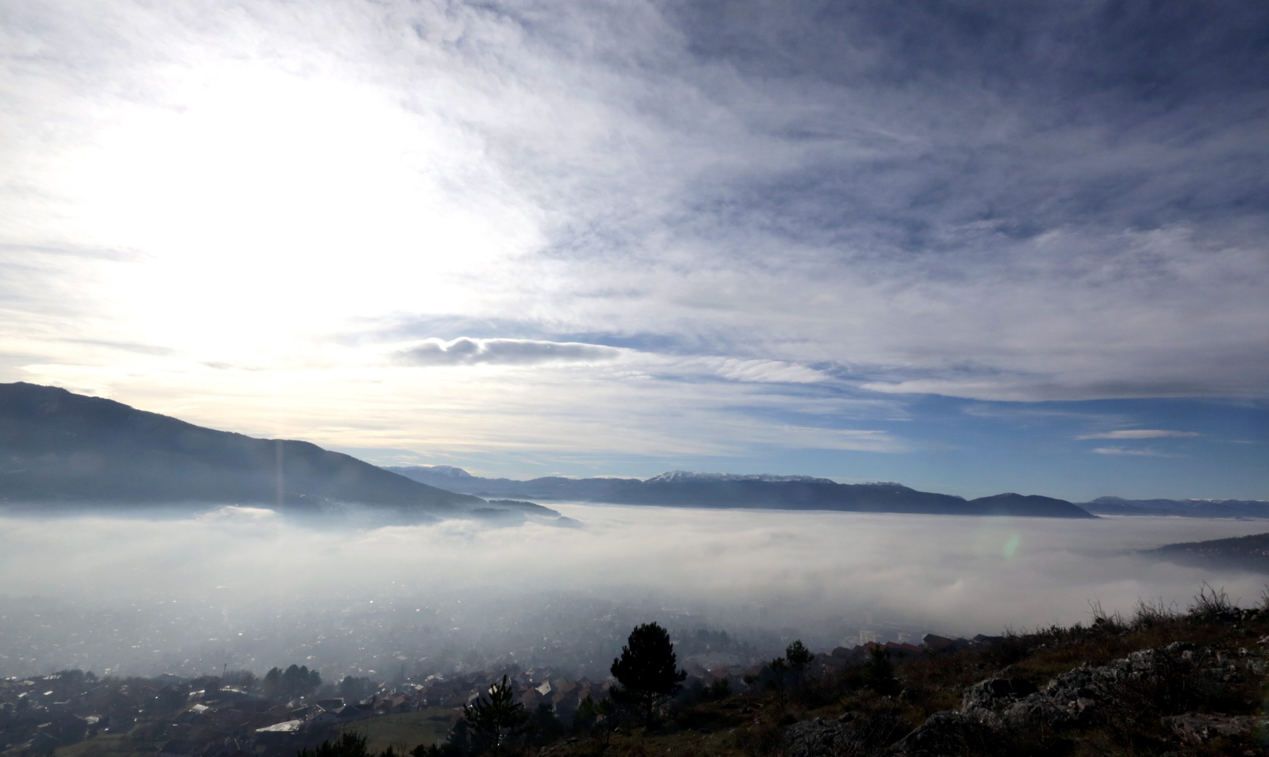 epa08073117 A general view of the surroundings of the city of Sarajevo, Bosnia and Herzegovina, 15 December 2019. The city is covered with a thick layer of fog. Authorities recommend to reduce traffic on the roads.  EPA/FEHIM DEMIR