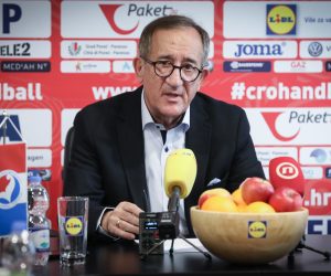 Zagreb, 17.12.2019 - Konferencija za medije rukometnog izbornika Line Červara pred početak priprema za nastupe u Europskom prvenstvu 2020. godine. Na fotografiji Lino Červar.
foto HINA/ Admir BULJUBAŠIĆ/ abu