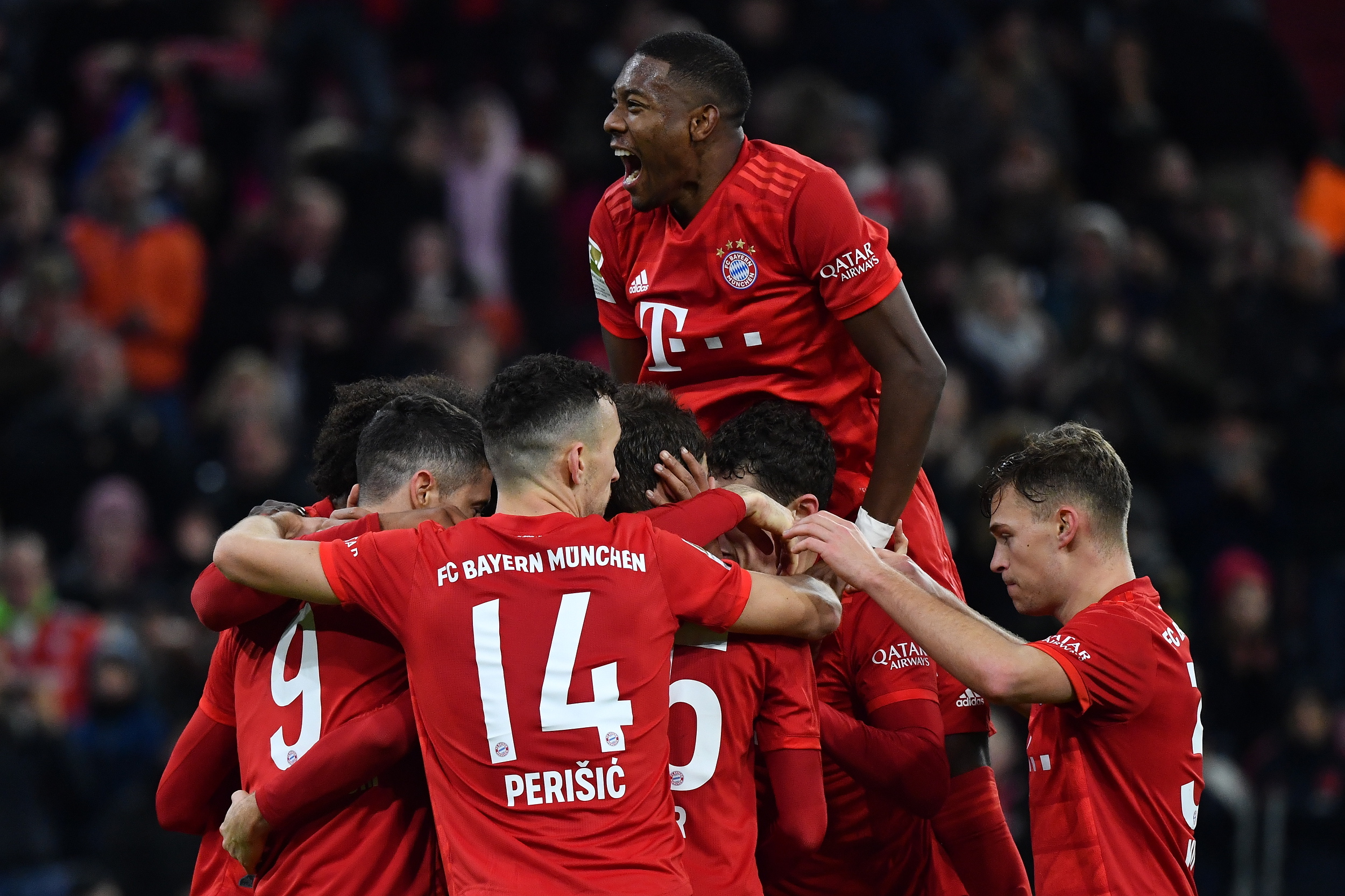 epa08085415 Bayern's players celebrate during the German Bundesliga soccer match between FC Bayern and VfL Wolfsburg in Munich, Germany, 21 Deceember 2019.  EPA/PHILIPP GUELLAND CONDITIONS - ATTENTION: The DFL regulations prohibit any use of photographs as image sequences and/or quasi-video.
