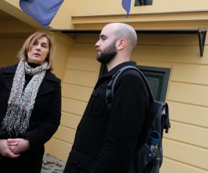 Zagreb, 23.12.2019. - Konferencija za medije Udruge U ime obitelji ispred Državnog izbornog povjerenstva na kojoj su izvjestili o promatranju predsjedničkih izbora.
Na fotografiji Natalija Kanački, Luka Mlinarić.
foto HINA/ Edvard ŠUŠAK/ es