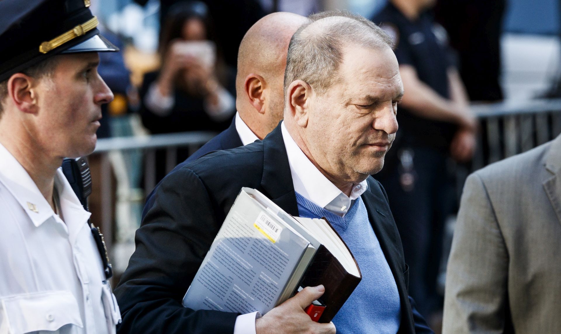 epa08095885 PICTURES OF THE DECADE 

Former movie producer Harvey Weinstein arrives at a New York City police department precinct to turn himself in to face multiple charges related to allegations of sexual assault in New York, New York, USA, 25 May 2018.  EPA/JUSTIN LANE *** Local Caption *** 54362709