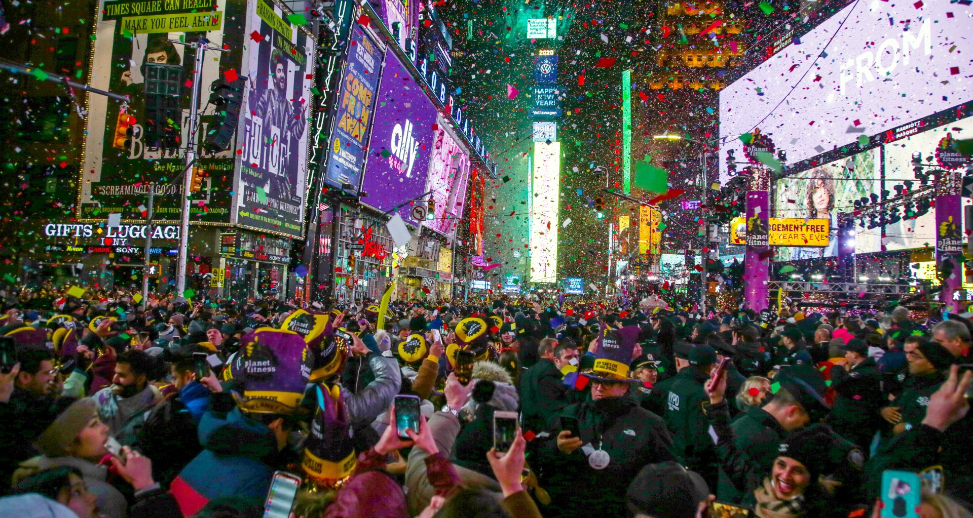 epaselect epa08097107 Revelers take part in New Year's Eve celebrations at Time Square, New York, USA, 01 January 2020.  EPA/ANGEL COLMENARES