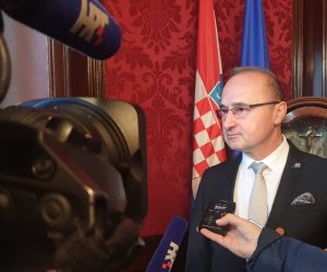 Beč, 1.1.2020. - Ministar vanjskih i europskih poslova Gordan Grlić Radman sudjelovao je na svečanom otkrivanju kravate na pročelju hrvatskog veleposlanstva u Beču, čime se simbolično obilježio početak hrvatskog predsjedanja EU-om.
foto HINA/ MVEP/ ml