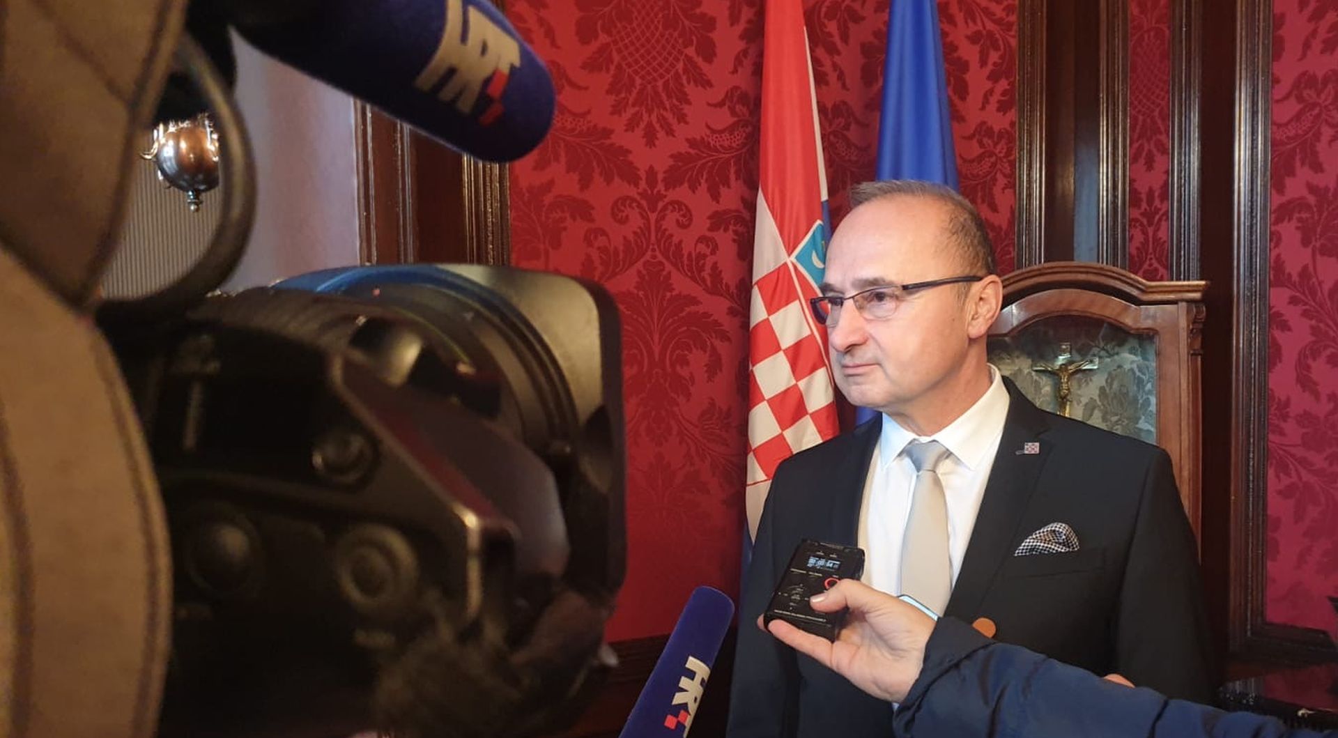 Beč, 1.1.2020. - Ministar vanjskih i europskih poslova Gordan Grlić Radman sudjelovao je na svečanom otkrivanju kravate na pročelju hrvatskog veleposlanstva u Beču, čime se simbolično obilježio početak hrvatskog predsjedanja EU-om.
foto HINA/ MVEP/ ml