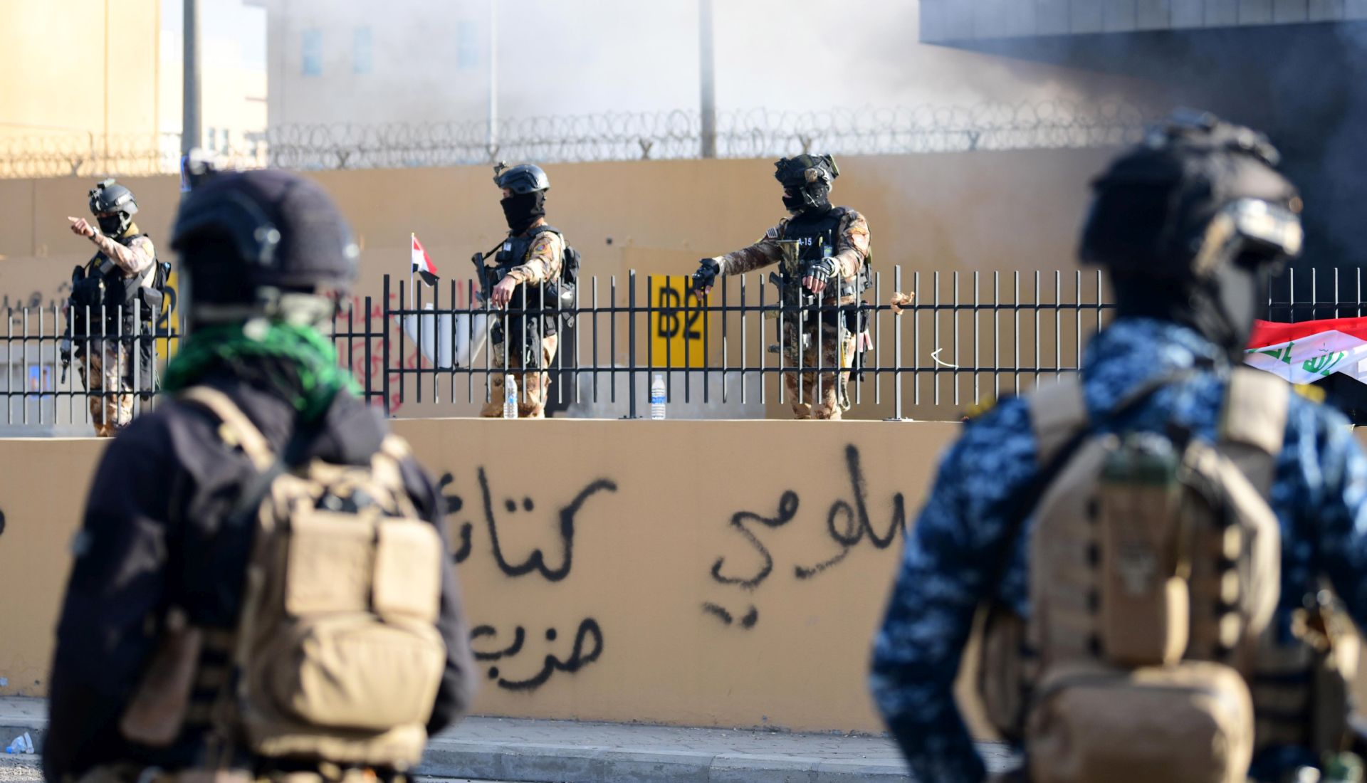 epa08098092 Iraqi Anti-terrorism Forces and police forces stand guard outside the U.S embassy, in central Baghdad, Iraq, 01 January 2020. Supporters of Iranian-backed militias have withdrawn from the US Embassy in Baghdad following two days of sit-ins after a deadly US airstrike that killed 25 fighters of the Iran-backed militia on 29 December.  EPA/MURTAJA LATEEF