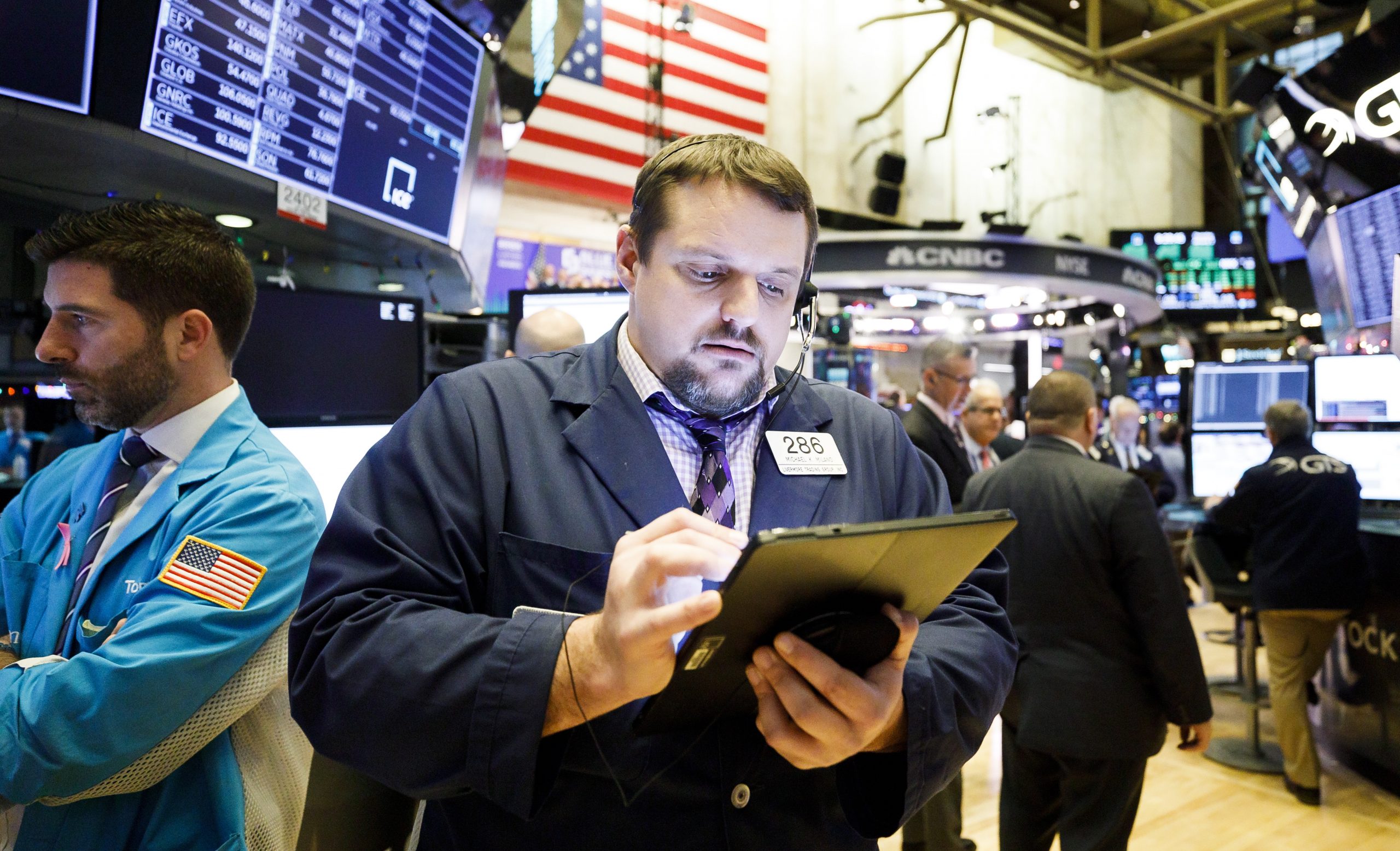 epa08098752 Traders work on the floor at the Opening Bell of the New York Stock Exchange (NYSE) in New York, New York, USA, 02 January 2020. Global markets were broadly up on the first day of trading of the new year.  EPA/JUSTIN LANE