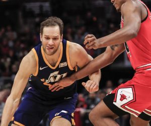 epa08099157 Utah Jazz forward Bojan Bogdanovic of Croatia (L) drives on Chicago Bulls center Wendell Carter Jr. (R) during the NBA game between the Utah Jazz and the Chicago Bulls at the United Center in Chicago, Illinois, USA, 02 January 2020.  EPA/TANNEN MAURY SHUTTERSTOCK OUT