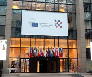 Bruxelles, 3. sijeènja 2020. - Na proèelju zgrade Vijeæa Europske unije te u atriju unutar zgrade postavljeni su u petak baneri hrvatskog predsjedanja Vijeæem Europske unije. 
foto HINA/ Slavko VUKADIN/ ua