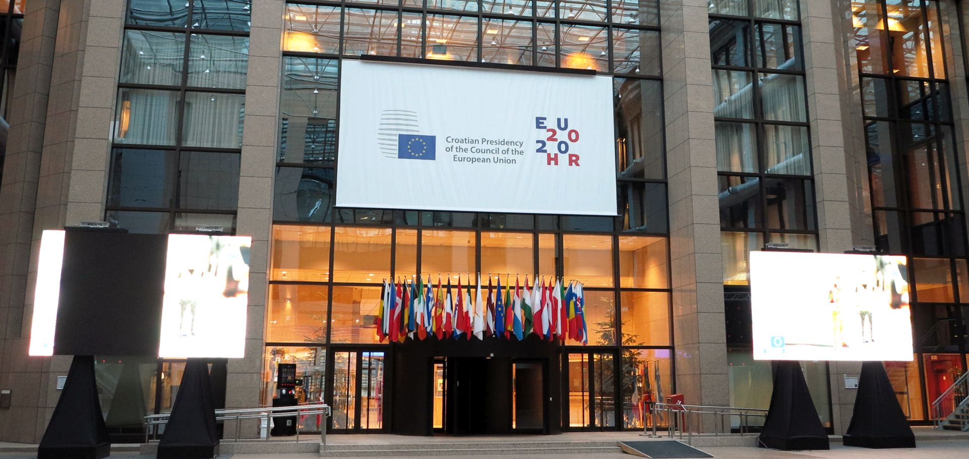 Bruxelles, 3. sijeènja 2020. - Na proèelju zgrade Vijeæa Europske unije te u atriju unutar zgrade postavljeni su u petak baneri hrvatskog predsjedanja Vijeæem Europske unije. 
foto HINA/ Slavko VUKADIN/ ua