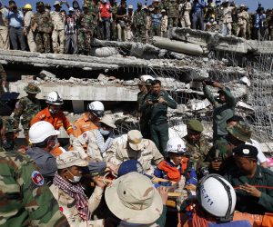 epa08101436 Cambodian rescue team search for missing workers at the site of a collapsed building at a construction site in Kep province, Cambodia, 04 January 2020. A new seven-story building collapsed in Kep province, killing at least seven workers and leaving 18 wounded.  EPA/MAK REMISSA