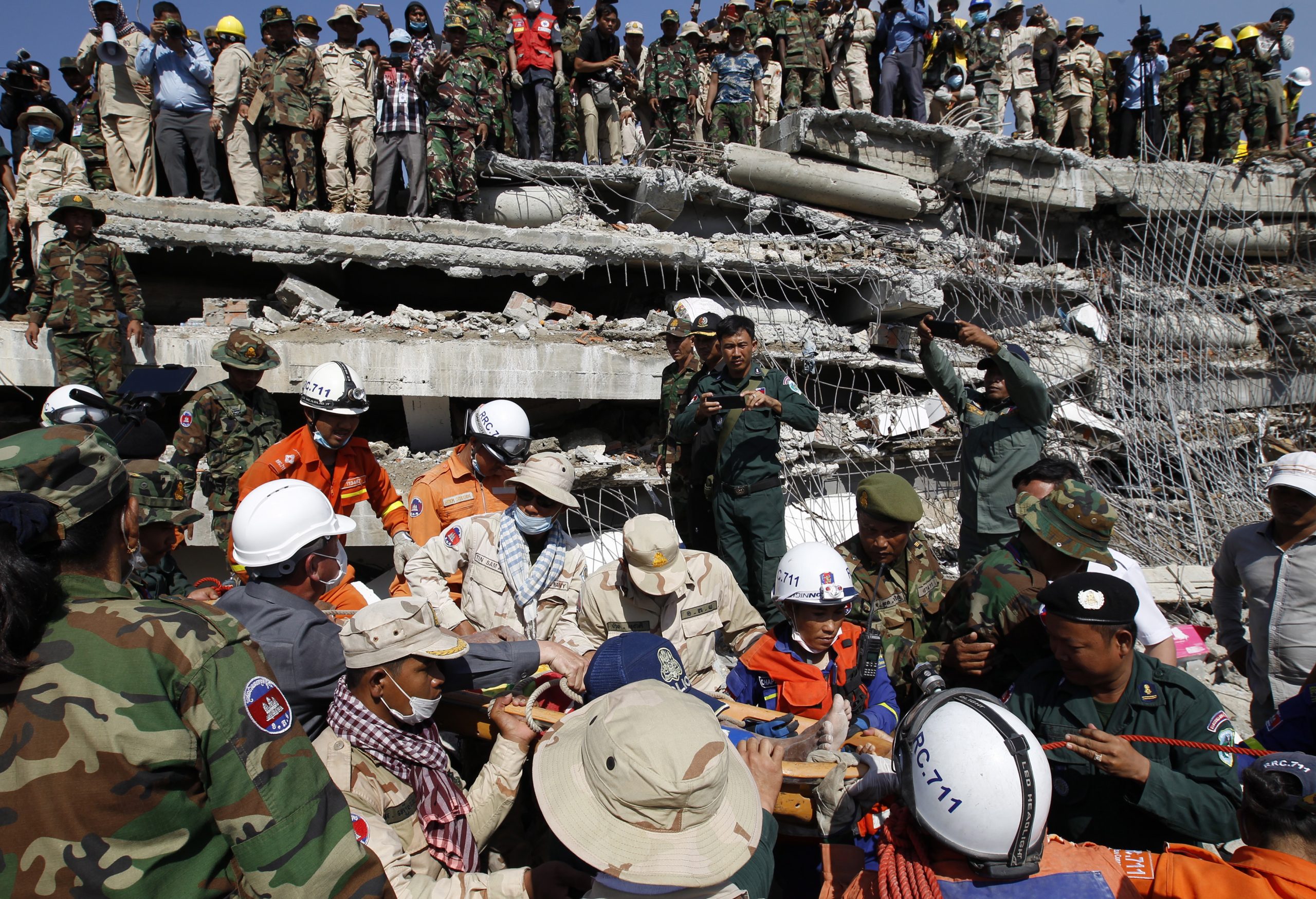 epa08101436 Cambodian rescue team search for missing workers at the site of a collapsed building at a construction site in Kep province, Cambodia, 04 January 2020. A new seven-story building collapsed in Kep province, killing at least seven workers and leaving 18 wounded.  EPA/MAK REMISSA