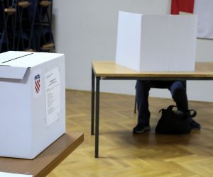 Zagreb, 05.01.2020. - Hrvatski biraèi u drugom izbornom krugu odluèuju hoæe li u iduæih pet godina na èelu drave imati predsjednicu ili predsjednika, Kolindu Grabar-Kitaroviæ (HDZ) ili Zorana Milanoviæa (SDP). Na fotografiji biraèko mjesto u MO Peèenica. foto HINA/ Lana SLIVAR DOMINIÆ/ lsd