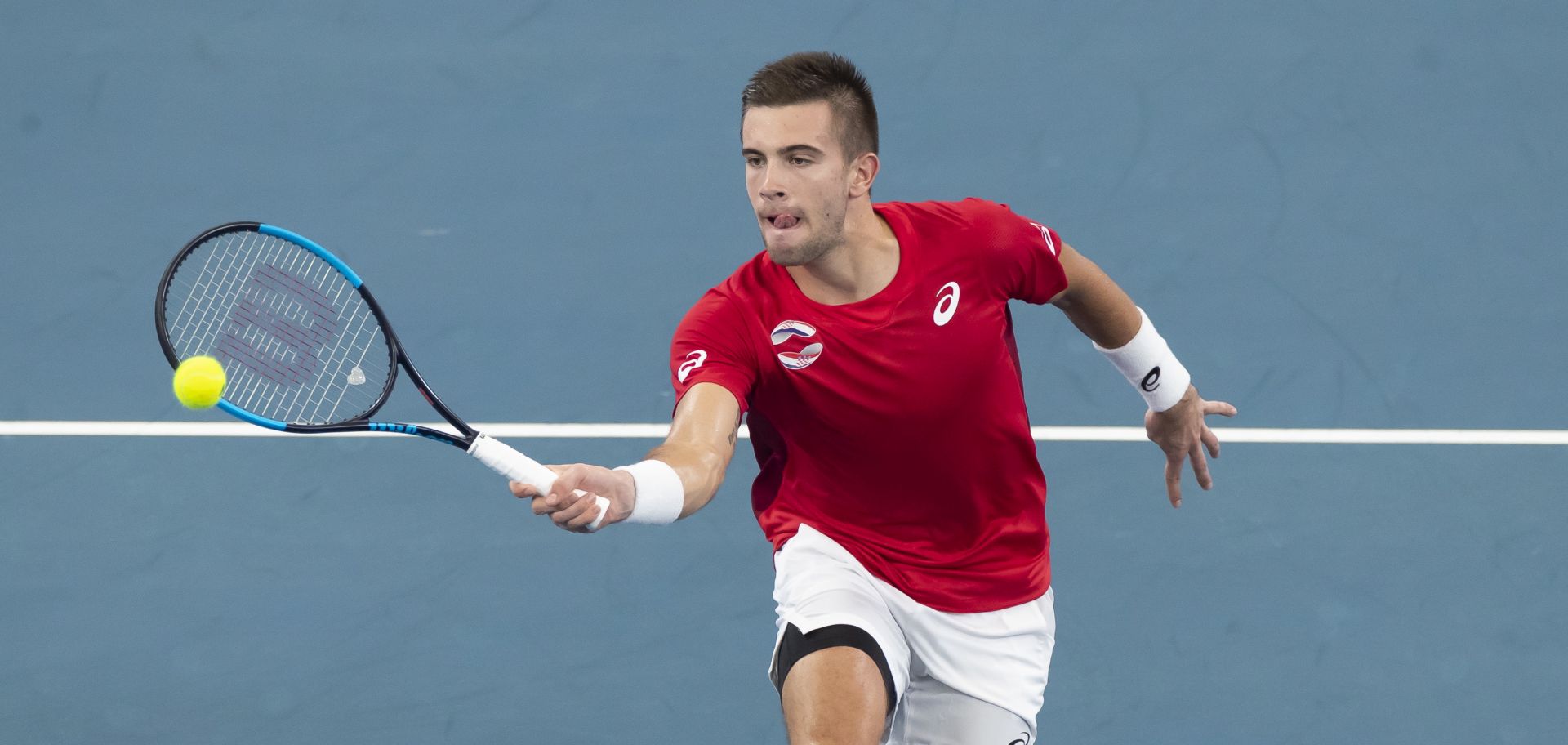 epa08106336 Borna Coric of Croatia in action against Hubert Hurkacz of Poland (not pictured) during day four of the ATP Cup tennis tournament at Ken Rosewall Arena in Sydney, Australia, 06 January 2020.  EPA/CRAIG GOLDING AUSTRALIA AND NEW ZEALAND OUT  EDITORIAL USE ONLY