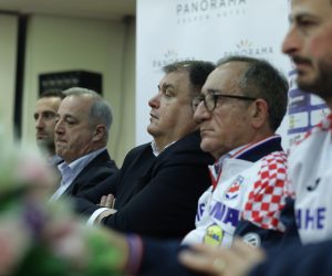 Zagreb, 7.1.2020 - Održana je Konferencija za medije Hrvatskog rukometnog saveza uoči odlaska muške reprezentacije na Europsko prvenstvo.Na slici Izbornik Lino Červar, kapetan Domagoj Duvnjak i dopredsjednik HRS-a Zoran Gobac.foto HINA/ Tomislav PAVLEK/tp