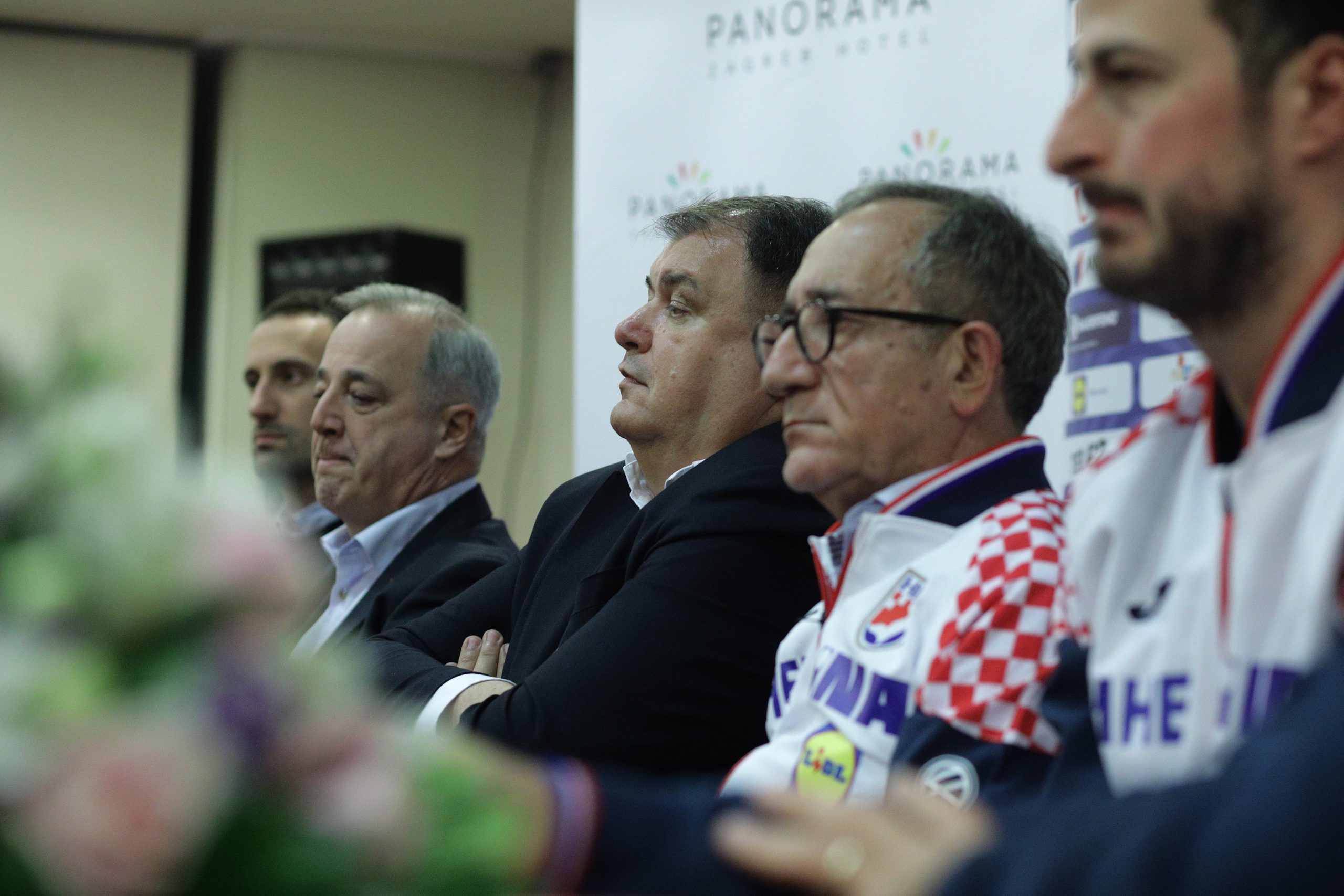 Zagreb, 7.1.2020 - Održana je Konferencija za medije Hrvatskog rukometnog saveza uoči odlaska muške reprezentacije na Europsko prvenstvo.Na slici Izbornik Lino Červar, kapetan Domagoj Duvnjak i dopredsjednik HRS-a Zoran Gobac.foto HINA/ Tomislav PAVLEK/tp