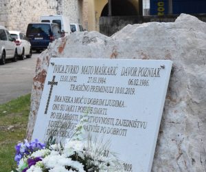 Dubrovnik, 10.01.2020. - Godišnjica tragedije u Hidroelektrani Plat kod Dubrovnika obilježena je u petak ujutro polaganjem vijenaca na spomen obilježju stradalim zaposlenicima Ivici Zvrku, Mati Maškariću i Davoru Pozniaku. foto HINA/ ml
