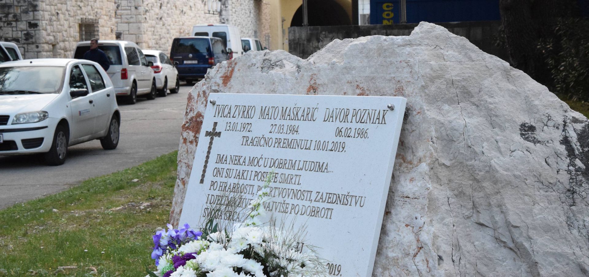 Dubrovnik, 10.01.2020. - Godišnjica tragedije u Hidroelektrani Plat kod Dubrovnika obilježena je u petak ujutro polaganjem vijenaca na spomen obilježju stradalim zaposlenicima Ivici Zvrku, Mati Maškariću i Davoru Pozniaku. foto HINA/ ml