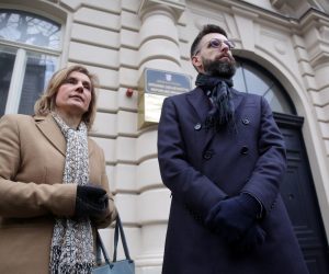 Zagreb, 11.01.2020 - Konferencija za medije Graðanske inicijative (GI) "Narod odluèuje" na kojoj su predstavnici te inicijative govorili o pritisku koje, tvrde, na njih èini Dravno odvjetnitvo Republike Hrvatske (DORH). Na slici èlanica organizacijske inicijative "Narod odluèuje" Natalija Kanaèki i pravni zastupnik inicijative Karlo Novosel.
foto HINA/ Daneil KASAP/ ds