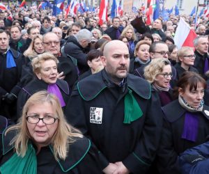 epa08119721 Judges and lawyers from across Europe take part in a demonstration dubbed the 'March of a Thousand Togas' held to protest against amendments to the country's judicial laws, in Warsaw, Poland, 11 January 2020.  EPA/TOMASZ GZELL POLAND OUT